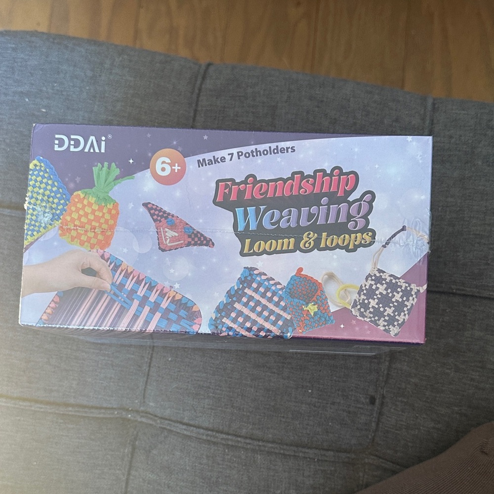 DEDAI Friendship Weaving Loom & Loops Kit - unopened